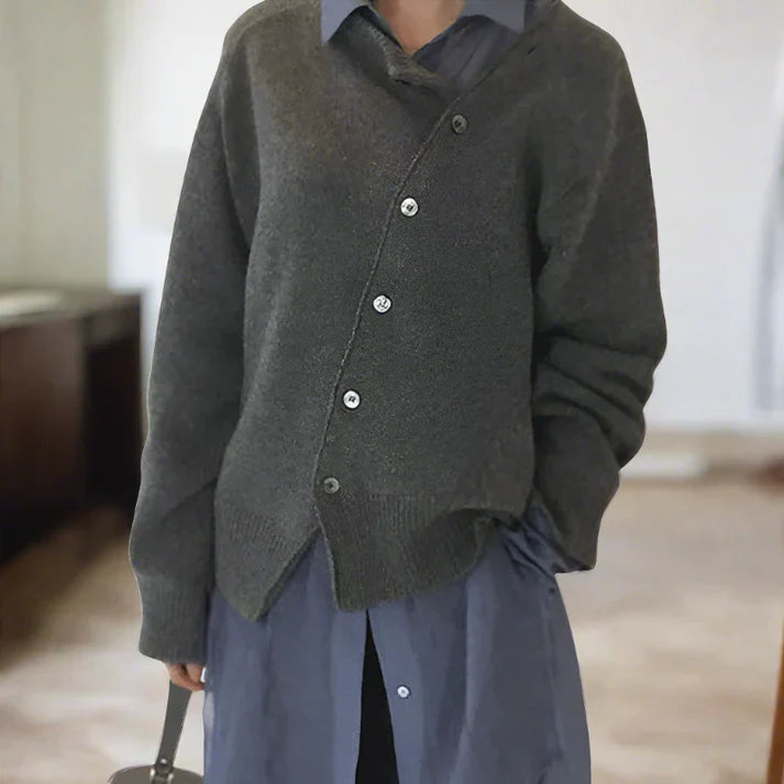 Celina - weiche strickjacke mit diagaler knopfleiste