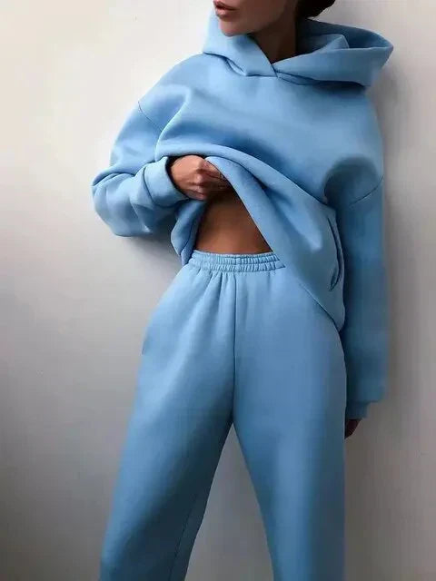 Indigo farbenes set aus kapuzenpullover und jogginghose für damen