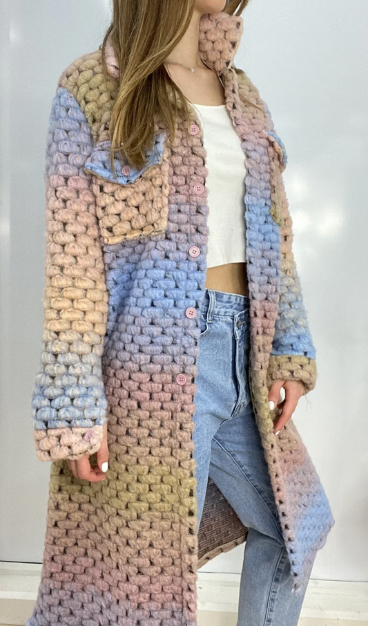 REA - Langer Flechtmantel in Regenbogenfarben