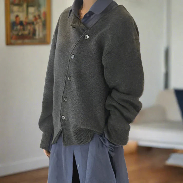 Celina - weiche strickjacke mit diagaler knopfleiste