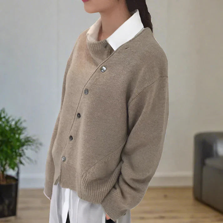 Celina - weiche strickjacke mit diagaler knopfleiste