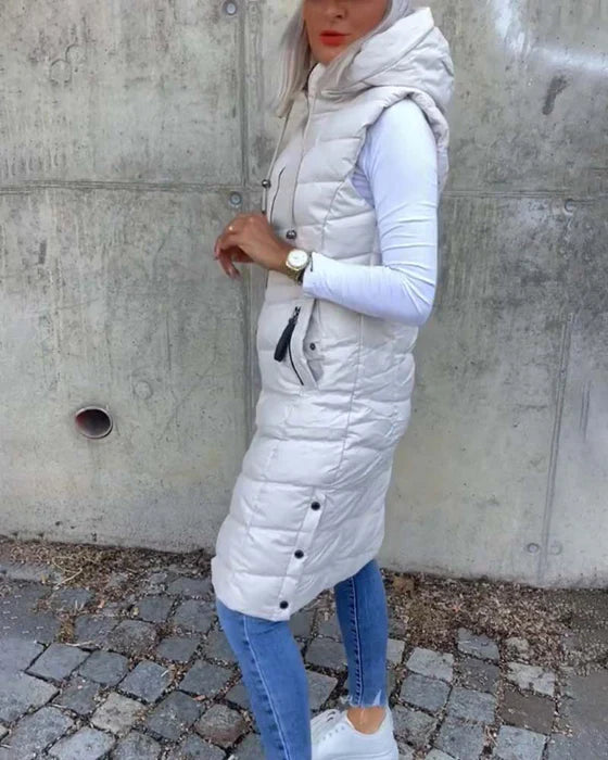 Ärmellose, lässige steppjacke mit kapuze und reibverschluss